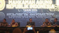 Ketua Mahkamah Agung (MA) Sunarto (tengah) bersama pimpinan MA menggelar konferensi pers akhir tahun di gedung MA, Jl Medan Merdeka Utara, Jumat (27/12/2024). Sejumlah capaian dan kinerja MA selama 2024 dipaparkan. Turut hadir Ketua Muda Militer MA Mayjen TNI (Purn) Burhan Dahlan, Waka MA Suharto, Ketua Kamar Perdata MA I Gde Sumanatha dan hakim agung Budi Santiarsa.