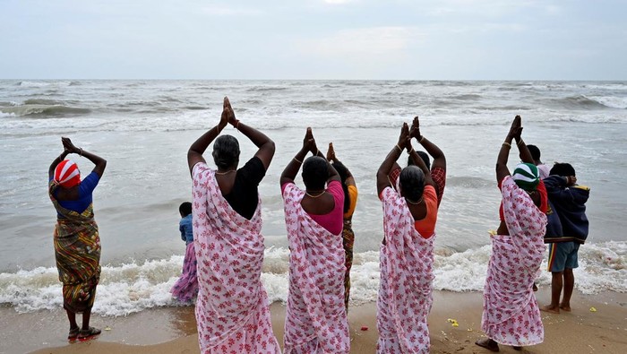 Potret Ritual Peringatan Tsunami Aceh di Pantai India Masyarakat India menggelar ritual untuk mengenang korban tsunami Aceh 2004 di pantai Pattinapakkam. Doa dan bunga mengiringi tangisan keluarga yang kehilangan.