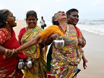 Intip Ritual Peringatan 20 Tahun Tsunami di Pantai India
