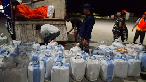 Prajurit Pangkalan TNI Angkatan Laut (Lanal) Labuan Bajo menggagalkan penyelundupan 2.100 liter miras jenis sopi di Pelabuhan Multipurpose Pelindo Wae Kelambu, Kecamatan Komodo, Manggarai Barat, NTT, Kamis (26/12/2024). (Foto:Dok. Lanal Labuan Bajo)