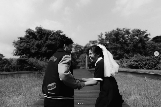 “Aku dan Mikha dan pose-pose aneh dan ketawa dan menyenangkan dan cinta dan semoga selamanya seperti ini,” tulis atlet bulu tangkis tunggal putri yang meraih medali perunggu di Olimpiade Paris 2024 itu. Foto: Dok. Instagram Venemapictures