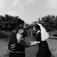 “Aku dan Mikha dan pose-pose aneh dan ketawa dan menyenangkan dan cinta dan semoga selamanya seperti ini,” tulis atlet bulu tangkis tunggal putri yang meraih medali perunggu di Olimpiade Paris 2024 itu. Foto: Dok. Instagram Venemapictures