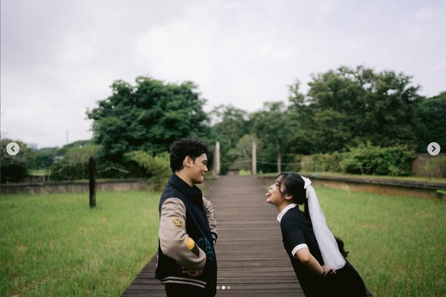 Gregoria Mariska mempermanis penampilannya dengan memakai hiasan pita putih besar di rambutnya yang dikuncir kuda. Foto: Dok. Instagram Venemapictures