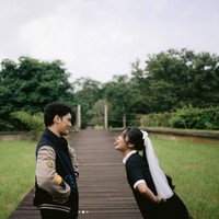 Gregoria Mariska mempermanis penampilannya dengan memakai hiasan pita putih besar di rambutnya yang dikuncir kuda. Foto: Dok. Instagram Venemapictures