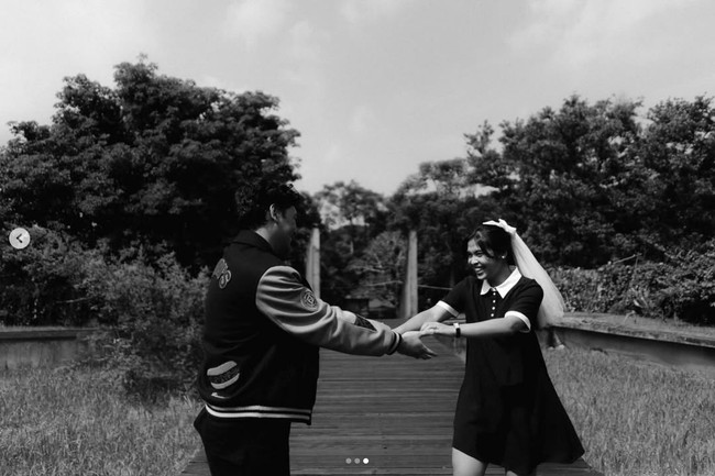 Saat melakukan sesi foto bak prewedding ini, Gregoria tampil beda yang biasanya bergaya sporty kali ini feminin dengan mini dress dari brand Celine. Sedangkan Mikha Angelo memakai outfit dari Fendi. Foto: Dok. Instagram Venemapictures