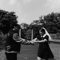 Saat melakukan sesi foto bak prewedding ini, Gregoria tampil beda yang biasanya bergaya sporty kali ini feminin dengan mini dress dari brand Celine. Sedangkan Mikha Angelo memakai outfit dari Fendi. Foto: Dok. Instagram Venemapictures