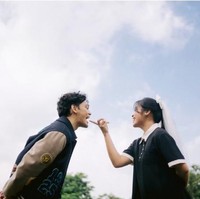 Gregoria Mariska mengunggah ke Instagram deretan foto mesranya dengan Mikha Angelo. Pebulutangkis dan vokalis The Overtunes itu tampak serasi dalam balutan busana nunasa monokrom. Foto: Dok. Instagram Venemapictures