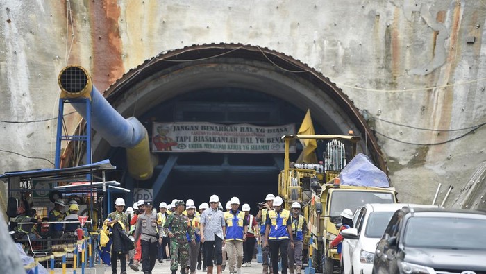 Progres pembangunan proyek terowongan Samarinda Sejumlah pekerja berdiri di depan proyek pembangunan terowongan Samarinda di kawasan Jalan Kakap, Samarinda, Kalimantan Timur, Jumat (27/12/2024). Proyek terowongan sepanjang 690 meter dengan biaya APBD sekitar Rp395 miliar yang diproyeksikan rampung pada akhir tahun 2024 itu terkendala pembebasan lahan. ANTARA FOTO/M Risyal Hidayat/rwa.