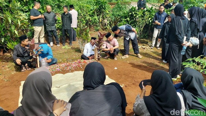 Prosesi pemakaman jenazah mahasiswi UPI Bandung yang tewas di Gymnasium