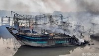 Pantauan detikJateng di lokasi pukul 15.00 WIB, kobaran api yang membubungkan asap hitam sudah tidak tampak. Bersamaan dengan meredanya asap hitam, kini mulai terlihat jelas puing puing kapal yang hangus. (Imam Suripto/detikcom)