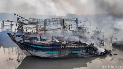 22 Kapal Nelayan Terbakar di Pelabuhan Tegal