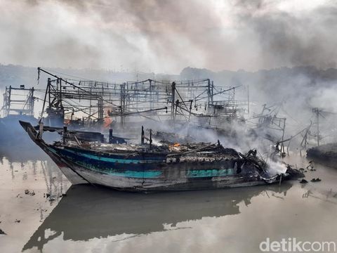 Puing kapal nelayan yang terbakar di Pelabuhan Kota Tegal, Jumat (27/12/2024) sore.