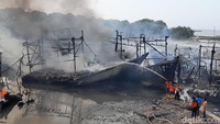 Saat ini petugas pemadam kebakaran (Damkar) masih berusaha menjinakkan api yang tersisa di beberapa titik. (Imam Suripto/detikcom)