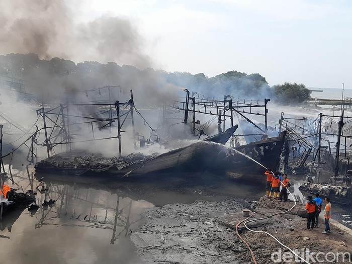 Puing kapal nelayan yang terbakar di Pelabuhan Kota Tegal, Jumat (27/12/2024) sore.