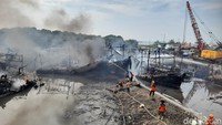 Puluhan kapal itu terbakar sekitar pukul 03.00 WIB dan pihak terkait masih menyelidiki penyebab kebakaran tersebut. (Imam Suripto/detikcom)