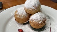 96 tahun berselang sejak pertama kali dibuka, Puncak Pass masih jadi resto legendaris favorit di Puncak. Menu andalannya ada Poffertjes khas Belanda. Foto: Puncak Pass Resort Archive