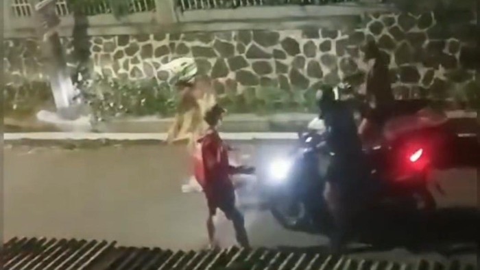 Rekaman video memperlihatkan sejumlah anak muda melakukan tawuran di Bogor Selatan, Kota Bogor viral di media sosial (medsos). Polisi menyelidiki kasus itu. (dok Istimewa)