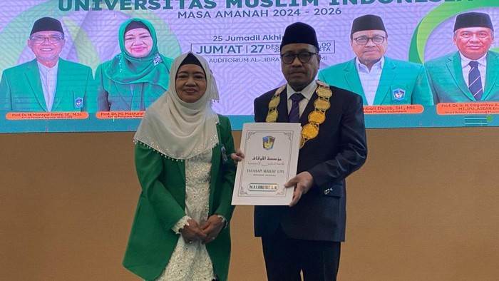 Rektor UMI Makassar Periode 2024-2026 Prof Hambali Thalib (kanan) usai dilantik.