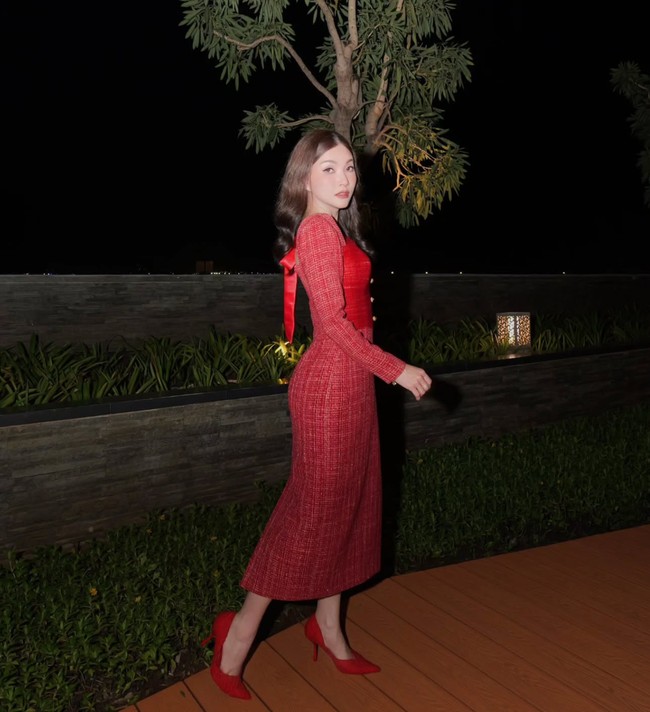 Sarwendah tampil cantik serba merah dalam balutan dress lengan panjang. Dress tersebut dipercantik dengan pita senada di bagian belakangnya. Ia kemudian memadukan dress tersebut dengan heels yang juga berwarna merah. Foto: Instagram/@sarwendah29