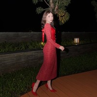 Sarwendah tampil cantik serba merah dalam balutan dress lengan panjang. Dress tersebut dipercantik dengan pita senada di bagian belakangnya. Ia kemudian memadukan dress tersebut dengan heels yang juga berwarna merah. Foto: Instagram/@sarwendah29