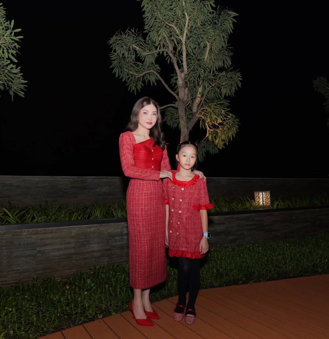 Dari unggahan tersebut diketahui bahwa busana seragam yang dikenakan oleh Sarwendah dan anak-anaknya itu berasal dari Leura Prive. Tak kalah menawan dari sang mama, putri pertama Sarwendah, Thalia tampak memadukan dress merahnya itu dengan stocking hitam dan flat shoes yang senada dengan pakaiannya. Foto: Instagram/@sarwendah29