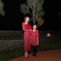 Dari unggahan tersebut diketahui bahwa busana seragam yang dikenakan oleh Sarwendah dan anak-anaknya itu berasal dari Leura Prive. Tak kalah menawan dari sang mama, putri pertama Sarwendah, Thalia tampak memadukan dress merahnya itu dengan stocking hitam dan flat shoes yang senada dengan pakaiannya. Foto: Instagram/@sarwendah29