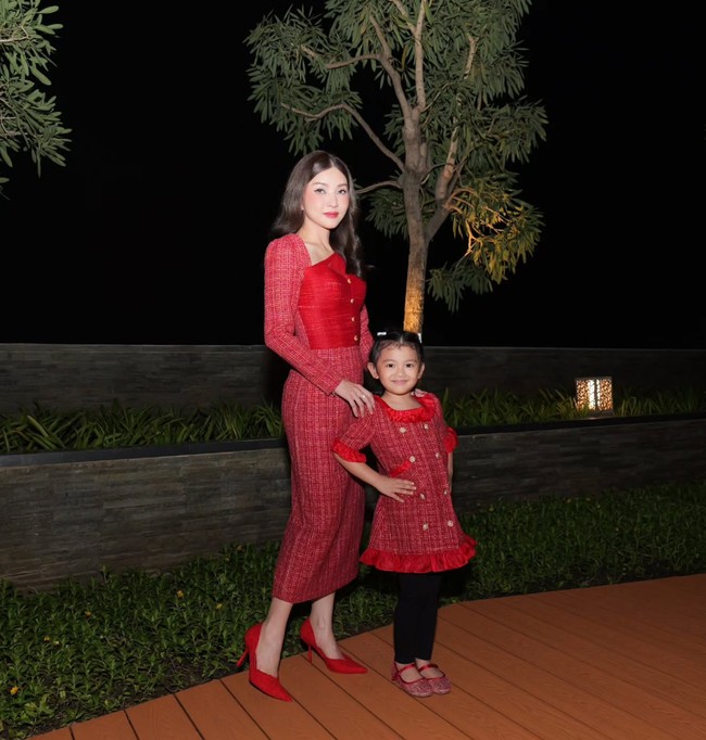 Tampil kembar dengan kakaknya, putri bungsu Sarwendah dan Ruben Onsu, Thania juga memilih memadukan dress merahnya dengan legging hitam. Penampilannya pun tak kalah imut dan menggemaskan. Foto: Instagram/@sarwendah29