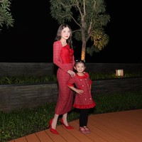 Tampil kembar dengan kakaknya, putri bungsu Sarwendah dan Ruben Onsu, Thania juga memilih memadukan dress merahnya dengan legging hitam. Penampilannya pun tak kalah imut dan menggemaskan. Foto: Instagram/@sarwendah29