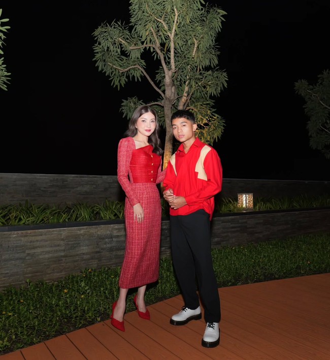 Sementara Betrand tampil dengan kemeja lengan panjang berwarna merah. Bagian samping kiri dan kanan kemejanya itu dipermanis dengan sentuhan warna gold. Ia kemudian memadukannya dengan celana panjang hitam dan sepasang sepatu docmart berwarna putih. Foto: Instagram/@sarwendah29