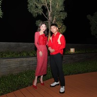 Sementara Betrand tampil dengan kemeja lengan panjang berwarna merah. Bagian samping kiri dan kanan kemejanya itu dipermanis dengan sentuhan warna gold. Ia kemudian memadukannya dengan celana panjang hitam dan sepasang sepatu docmart berwarna putih. Foto: Instagram/@sarwendah29