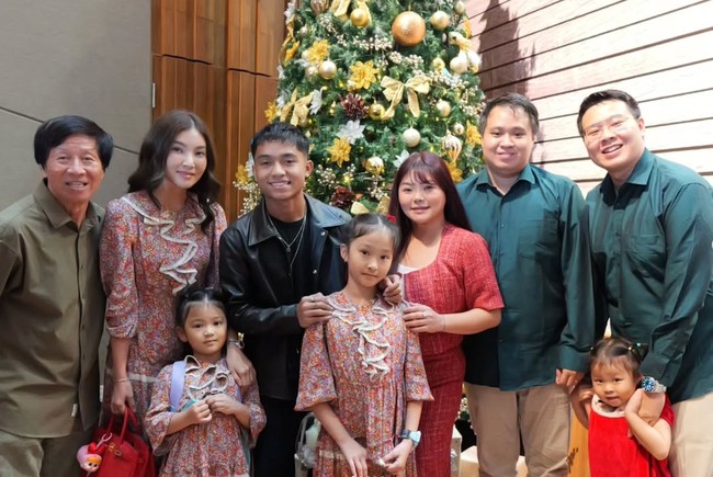 Sarwendah dan ketiga anaknya itu juga tampak merayakan Natal bersama keluarga besarnya. Meski tak ditemani oleh ayahnya namun ketiga anak Sarwendah dan Ruben itu tetap terlihat bahagia. Foto: Instagram/@sarwendah29