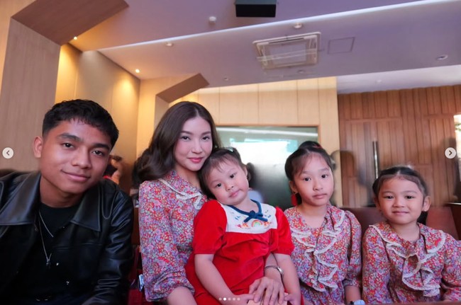Sarwendah kembali tampil kompak mengenakan busana seragam dengan kedua putrinya, Thalia dan Thania. Sementara Betrand memilih mengenakan kaos hitam dipadukan dengan jaket kulit senada. Foto: Instagram/@sarwendah29