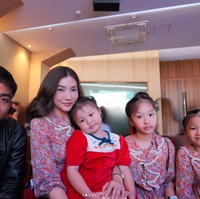 Sarwendah kembali tampil kompak mengenakan busana seragam dengan kedua putrinya, Thalia dan Thania. Sementara Betrand memilih mengenakan kaos hitam dipadukan dengan jaket kulit senada. Foto: Instagram/@sarwendah29