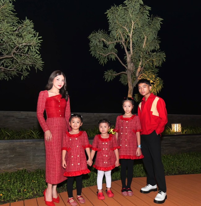 Tahun ini Sarwendah terlihat merayakan Natal bersama anak-anaknya. Tampil kompak, mantan istri Ruben Onsu itu tampil mengenakan baju berwarna merah bersama Betrand Peto, Thalia, dan Thania Putri Onsu. Foto: Instagram/@sarwendah29