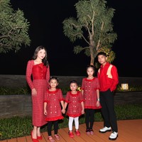 Tahun ini Sarwendah terlihat merayakan Natal bersama anak-anaknya. Tampil kompak, mantan istri Ruben Onsu itu tampil mengenakan baju berwarna merah bersama Betrand Peto, Thalia, dan Thania Putri Onsu. Foto: Instagram/@sarwendah29