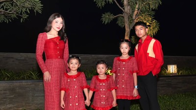 7 Foto Sarwendah & Betrand Peto Kompak Rayakan Natal, Tampil Serba Merah