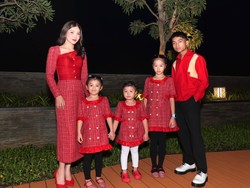 7 Foto Sarwendah & Betrand Peto Kompak Rayakan Natal, Tampil Serba Merah