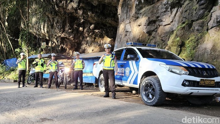 Satgas Kappang mengatur lalu lintas di Jalan Poros Maros-Bone.