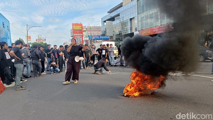 Sejumlah mahasiswa Banyumas Raya menggelar aksi demonstrasi menolak kenaikan PPN di kompleks Alun-alun Purwokerto, Kabupaten Banyumas, Jumat (27/12/2024).