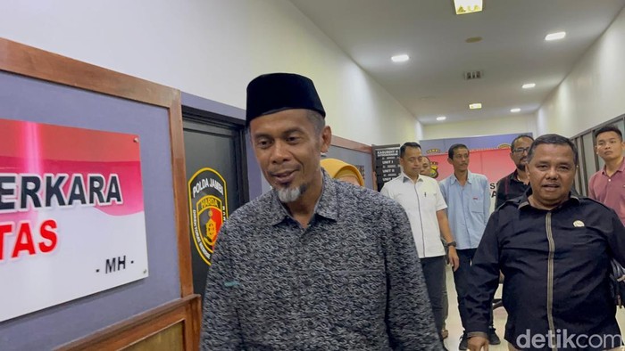 Sekda Batanghari, Muhammad Azan, usai diperikaa penyidik Polda Jambi