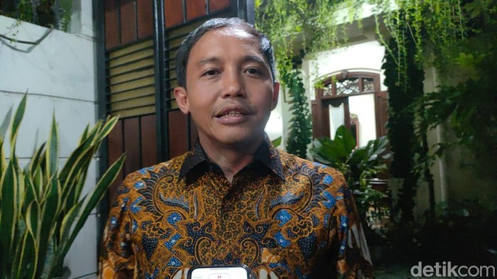 Sekjen PSI, Raja Juli Antoni ditemui usai bertemu dengan Jokowi di Sumber, Banjarsari, Solo, Jumat (27/12/2024)