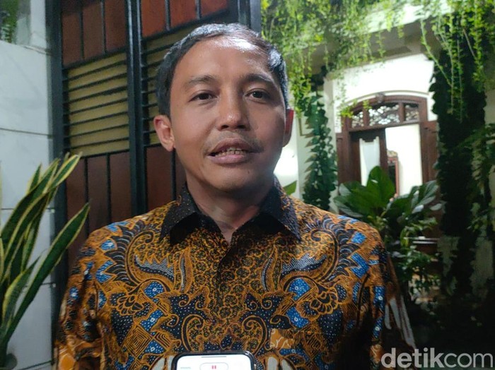 Sekjen PSI, Raja Juli Antoni ditemui usai bertemu dengan Jokowi di Sumber, Banjarsari, Solo, Jumat (27/12/2024)