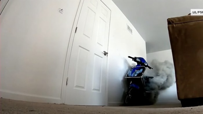 Simulasi kebakaran motor listrik yang dilakukan oleh UL Research Institute dan Fire Safety Research Institute (FSRI)