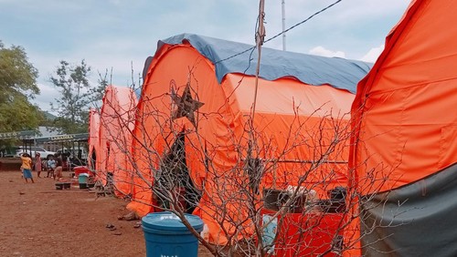 Situasi pengungsian korban erupsi Gunung Lewotobi Laki-laki di Desa Kobasoma, Kecamatan Titehena, Flores Timur, NTT,  Kamis (26/12/2024). (Yurgo Purab/detikBali)