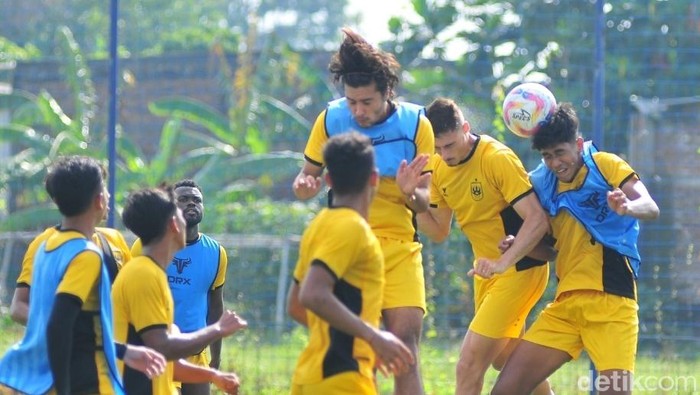 Skuad PSIS melakukan persiapan menghadapi pekan17 melawan Barito Putera.