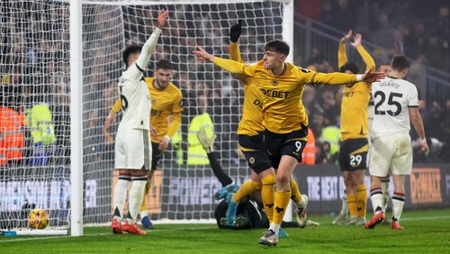 Soccer Football - Premier League - Wolverhampton Wanderers v Manchester United - Molineux Stadium, Wolverhampton, Britain - December 26, 2024 Wolverhampton Wanderers Jorgen Strand Larsen celebrates after Matheus Cunha scores their first goal REUTERS/Chris Radburn EDITORIAL USE ONLY. NO USE WITH UNAUTHORIZED AUDIO, VIDEO, DATA, FIXTURE LISTS, CLUB/LEAGUE LOGOS OR LIVE SERVICES. ONLINE IN-MATCH USE LIMITED TO 120 IMAGES, NO VIDEO EMULATION. NO USE IN BETTING, GAMES OR SINGLE CLUB/LEAGUE/PLAYER PUBLICATIONS. PLEASE CONTACT YOUR ACCOUNT REPRESENTATIVE FOR FURTHER DETAILS..