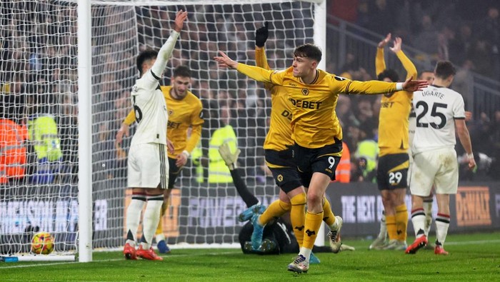 Soccer Football - Premier League - Wolverhampton Wanderers v Manchester United - Molineux Stadium, Wolverhampton, Britain - December 26, 2024 Wolverhampton Wanderers Jorgen Strand Larsen celebrates after Matheus Cunha scores their first goal REUTERS/Chris Radburn EDITORIAL USE ONLY. NO USE WITH UNAUTHORIZED AUDIO, VIDEO, DATA, FIXTURE LISTS, CLUB/LEAGUE LOGOS OR LIVE SERVICES. ONLINE IN-MATCH USE LIMITED TO 120 IMAGES, NO VIDEO EMULATION. NO USE IN BETTING, GAMES OR SINGLE CLUB/LEAGUE/PLAYER PUBLICATIONS. PLEASE CONTACT YOUR ACCOUNT REPRESENTATIVE FOR FURTHER DETAILS..