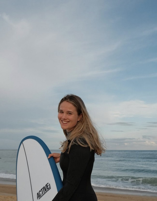 Selain snowboard, Sophie juga memiliki hobi lain. Di musim panas, Sophie mencari pantai untuk melakukan surfing. Di konten Instagramnya, Sophie juga kerap menunjukkan aktivitas hiking. Sophie tampaknya begitu dekta dengan alam. Foto: dok. Instagram