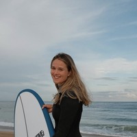 Selain snowboard, Sophie juga memiliki hobi lain. Di musim panas, Sophie mencari pantai untuk melakukan surfing. Di konten Instagramnya, Sophie juga kerap menunjukkan aktivitas hiking. Sophie tampaknya begitu dekta dengan alam. Foto: dok. Instagram