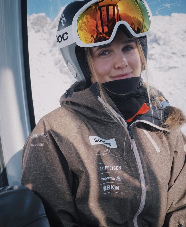 Rekannya segera melaporkan kejadian itu ke tim penyelamat. Sayangnya, meskipun Sophie ditemukan dua jam kemudian dan sempat mendapat pertolongan pertama berupa CPR, nyawanya tidak tertolong. “Bagi keluarga besar Swiss-Ski, kematian tragis Sophie telah memberikan bayangan kelam di musim liburan Natal ini. Kami sangat berduka,” ungkap CEO divisi olahraga Swiss-Ski, Walter Reusser. Foto: dok. Instagram